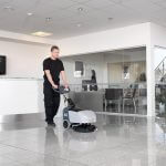 Lavadora de pisos compacta SC 351 em uso em uma sala de recepção